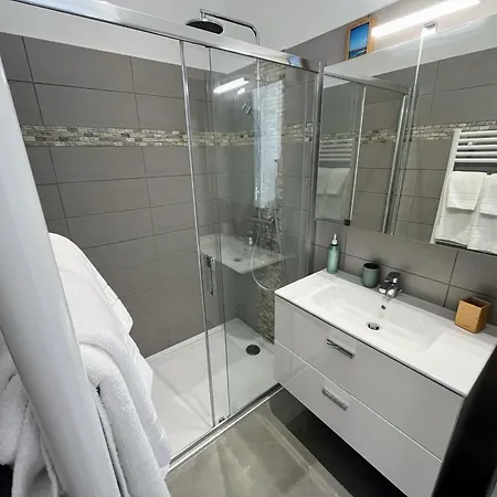 Bel Avec Piscine En Bord De *