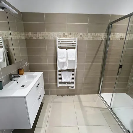 Bel Avec Piscine En Bord De Appartamento