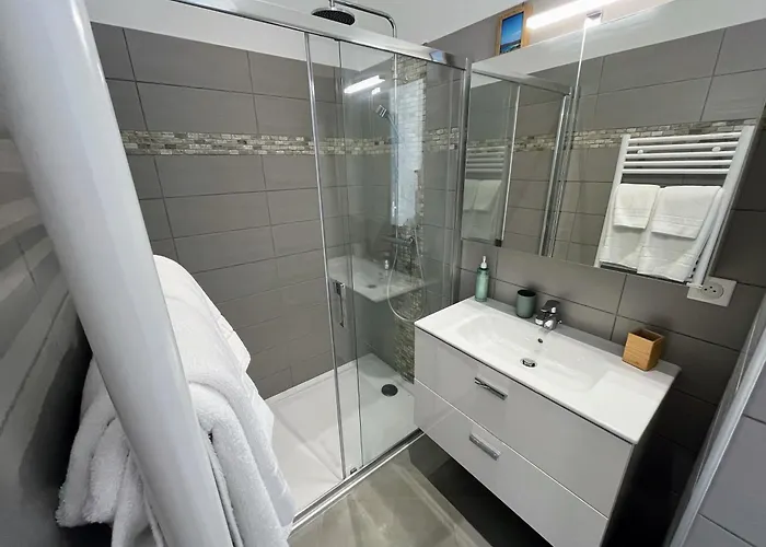 Bel Avec Piscine En Bord De *